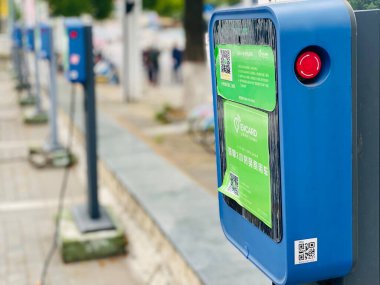 Danyang, Jiangsu / Çin - 5 Mayıs 2020: EvCard şarj istasyonu. EvCard, Çin 'in ilk elektrikli araç kiralama şirketi. Temmuz 2017 itibarıyla Şangay 'da yaklaşık 6 bin araba ve 3 bin istasyon bulunmaktadır.
