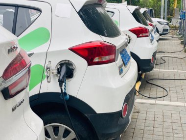 Danyang, Jiangsu / Çin - 5 Mayıs 2020: EvCard şarj istasyonu. EvCard, Çin 'in ilk elektrikli araç kiralama şirketi. Temmuz 2017 itibarıyla Şangay 'da yaklaşık 6 bin araba ve 3 bin istasyon bulunmaktadır.