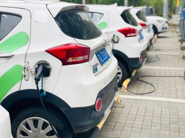 Danyang, Jiangsu / Çin - 5 Mayıs 2020: EvCard şarj istasyonu. EvCard, Çin 'in ilk elektrikli araç kiralama şirketi. Temmuz 2017 itibarıyla Şangay 'da yaklaşık 6 bin araba ve 3 bin istasyon bulunmaktadır.