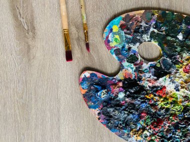 Fotokopi alanı, sanatçı sanatı, yaratıcı düzen, renk paleti, soyut resim ile ahşap zemin üzerinde boya ve fırça