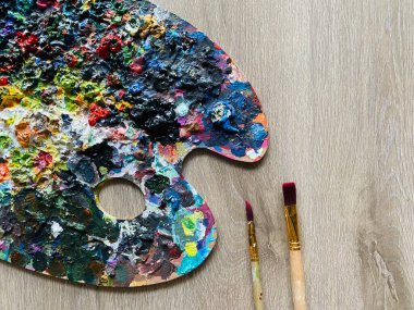 Fotokopi alanı, sanatçı sanatı, yaratıcı düzen, renk paleti, soyut resim ile ahşap zemin üzerinde boya ve fırça