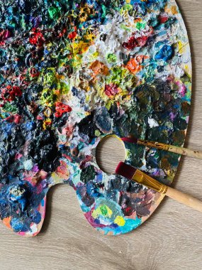 Fotokopi alanı, sanatçı sanatı, yaratıcı düzen, renk paleti, soyut resim ile ahşap zemin üzerinde boya ve fırça