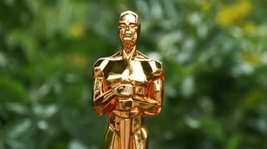 Oscar Akademi ödülü ya da Hollywood altın kupası. Başarı ve zafer kavramı.