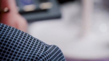 Genç Asyalı bir kadının aynaya bakışı oldukça mutlu bir Çinli kızın aynada kendine bakması, makyaj yapması, omzunun arkasından ateş etmesi...