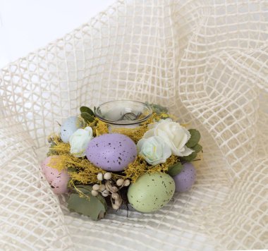 Paskalya yumurta çiçeklerle dekore edilmiştir.. 
