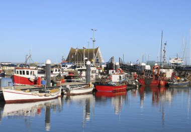 Rıhtımda balıkçı tekneleri. İrlanda Limanı.