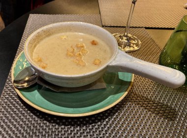 Bir kapta krem çorba.