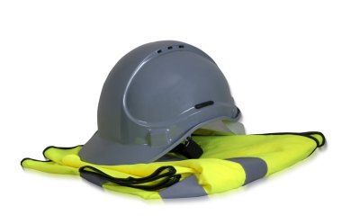 Beyaz arka planda plastik kapaklı gri güvenlik kaskı