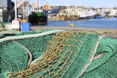 Bir kabın içinde balık ağları ve ipler.. 
