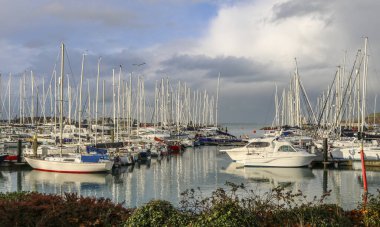 Rıhtımda tekneler ve yatlar. İrlanda Limanı.