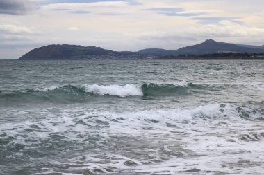 Bulutlu bir günde İrlanda Denizi manzarası. 