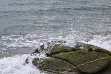 Bulutlu bir günde İrlanda Denizi manzarası. 