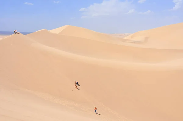 Travelers Sand Dunes Gobi Desert — Stock Photo, Image