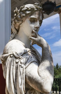 İlham perisi Calliope 'nin mermer heykeli İlham perileri Avlusunda, Aşil Sarayı, Korfu, Yunanistan