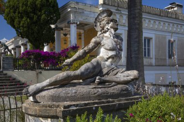 Aşil Sarayı, Gastouri, Korfu, Yunanistan 'daki Achilleion Sarayı bahçesinde ölen aşil heykelinin mermer heykeli