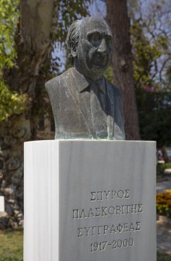 Yunan yazar Spyros Plaskovitis 'in Baskını Halk Bahçesi, Korfu eski kenti, Yunanistan