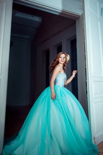 Menina Bonita Princesa Vestido Turquesa Magnífico Longo Fica Castelo Leve — Fotografia de Stock