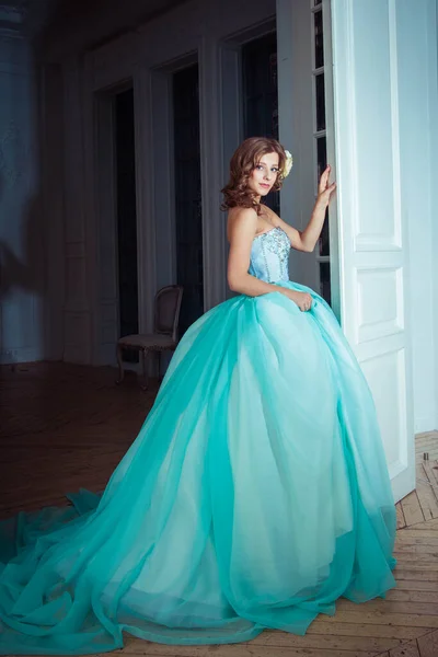 Beautiful Young Girl Princess Long Magnificent Turquoise Dress Stands Light — Stock Photo, Image