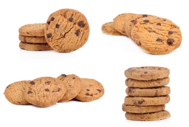 Beyaz arka planda izole edilmiş ev yapımı çikolatalı bisküviler.