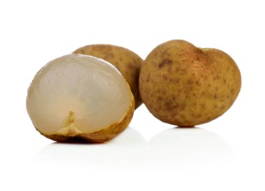 Sağlıklı taze meyve Longan beyaz arka planda izole.