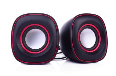 Beyaz arkaplanda küçük bilgisayar hoparlörleri izole edildi