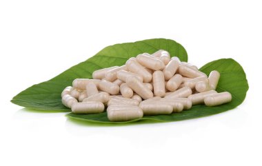 Moringa kapsül hapları beyaz arkaplanda izole edildi