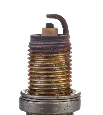 Beyaz arkaplanda izole edilmiş araba için buji