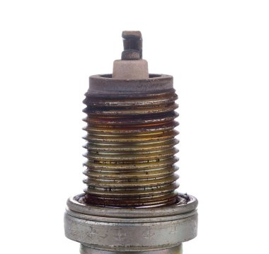 Beyaz arkaplanda izole edilmiş araba için buji