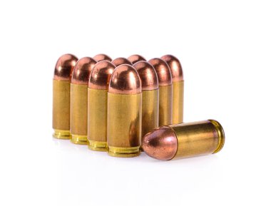 Beyaz arka planda izole edilmiş bir silah için 9mm kurşun..