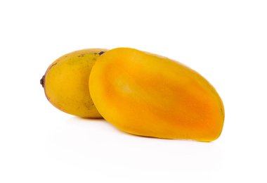 Beyaz arkaplanda yalıtılmış mango meyvesi