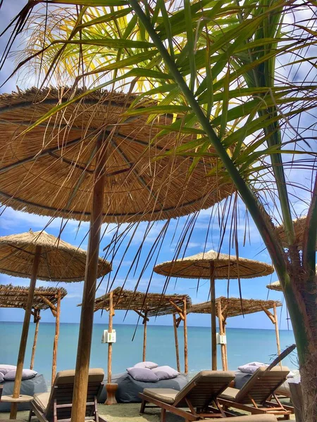 Parasols and sun loungers on the empty beach. — Φωτογραφία Αρχείου