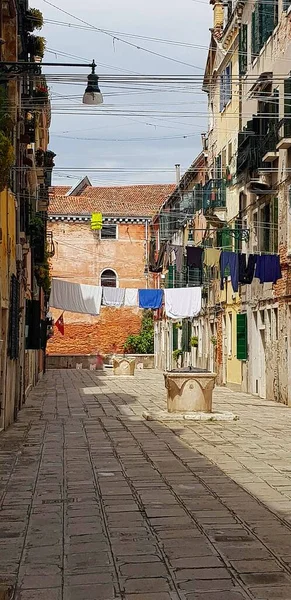 Одяг сушать на канатах на подвір "ї італійської Венеції.. — стокове фото