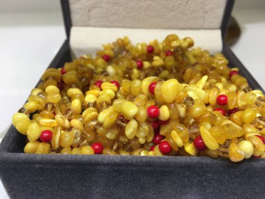 Kehribar boncuk kolye açık kahverengi mücevher kutusunda.