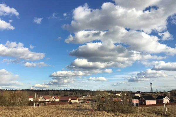 Błękitne niebo i chmury na wsi w ciągu dnia — Zdjęcie stockowe