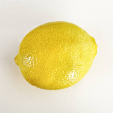 Bir portakal ve sarı meyve. Beyaz arkaplanda limon.