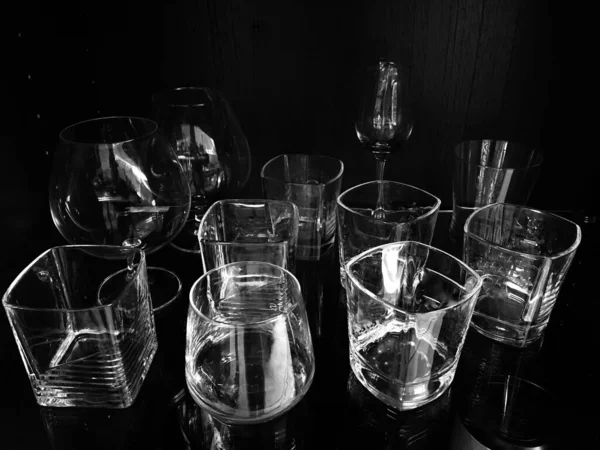 Szklanki o różnych kształtach wykonane z przezroczystego szkła. — Zdjęcie stockowe