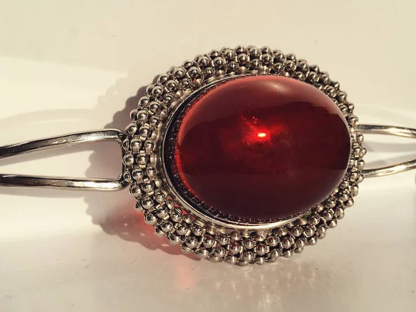 A bracelet with red Mexican amber in a silver frame. Photo for jewelry store. — Stock Photo, Image