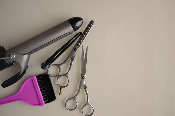 Herramientas para el trabajo de peluquero y estilista en un salón de belleza . —  Fotos de Stock