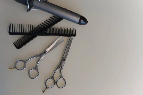 Outils pour le travail d'un coiffeur et styliste dans un salon de beauté . — Photo