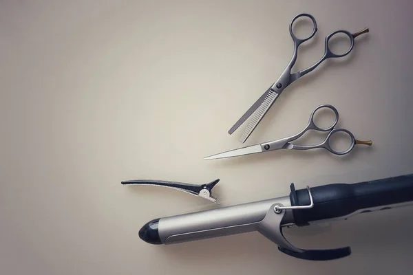 Werkzeuge für die Arbeit eines Friseurs und Stylisten im Schönheitssalon. — Stockfoto