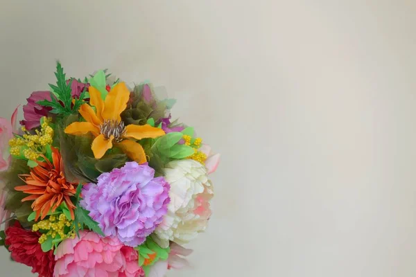 Ein runder Strauß verschiedener Blumen auf neutralem Hintergrund. — Stockfoto
