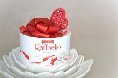 Raffaelo şekerlemelerinin hediye paketi açık arkaplanda beyaz bir vazoda. 