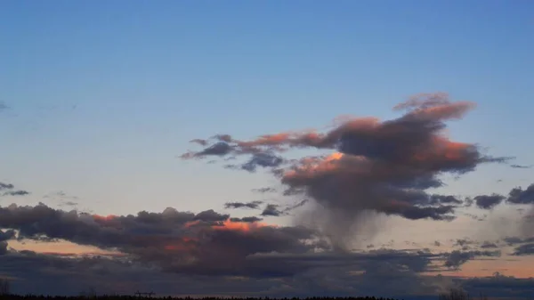 Um close de nuvens no céu — Fotografia de Stock