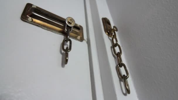 Cerradura de cadena de puerta corredera rota — Vídeo de stock