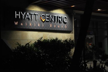Honolulu, Hawaii - 9 Nisan 2020: Hyatt Center Waikiki Sahili tabelası ve girişi gece görüşü. 