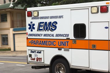 Honolulu, Hawaii - 17 Nisan 2020: Honolulu Şehri Acil Tıbbi Servis Ambulansı. 