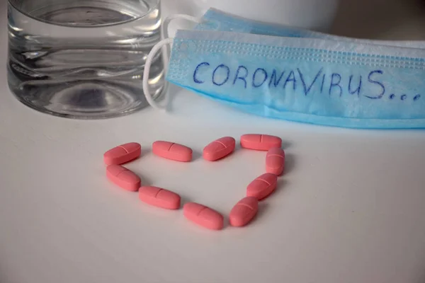 Maske takmış Coronavirus ve hapların kalbi.