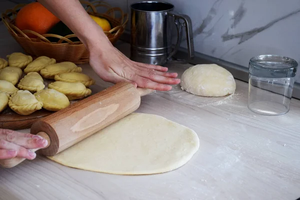 Las Manos Harina Hacen Muchos Dumplings Vareniki Madera Tablero Piso — Foto de Stock