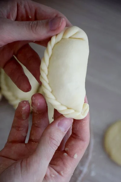 Dumpling Vareniki Dedos Mão Fazem Trança Teste Que Decora Massa — Fotografia de Stock