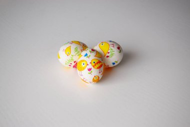 Üç yumurta birçok sarı tavuk ve lale resimleriyle süslenir.